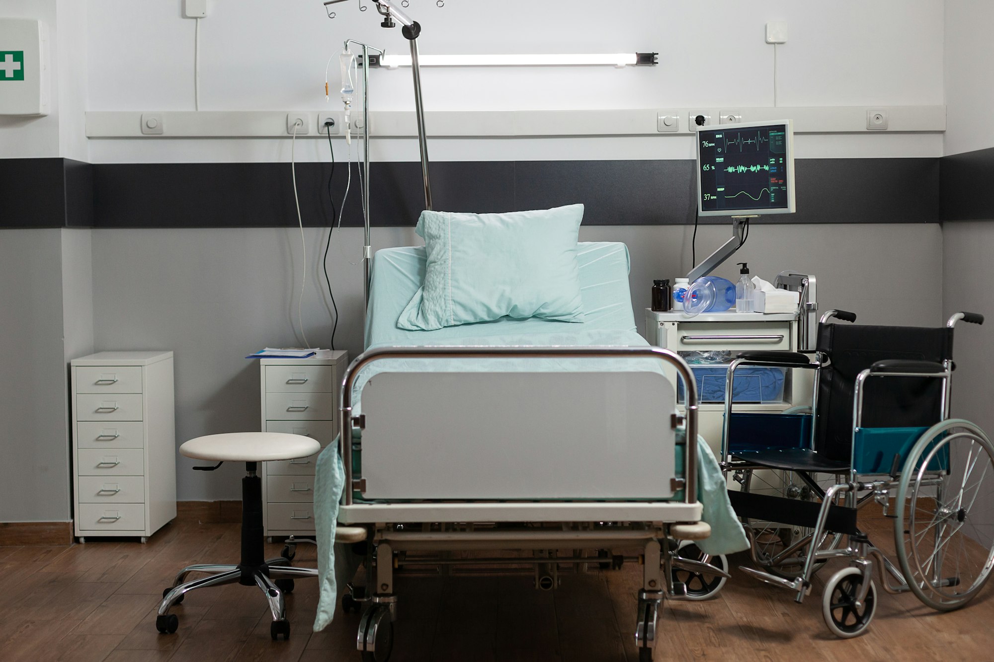 Empty hospital room with nobody in it having a single bed